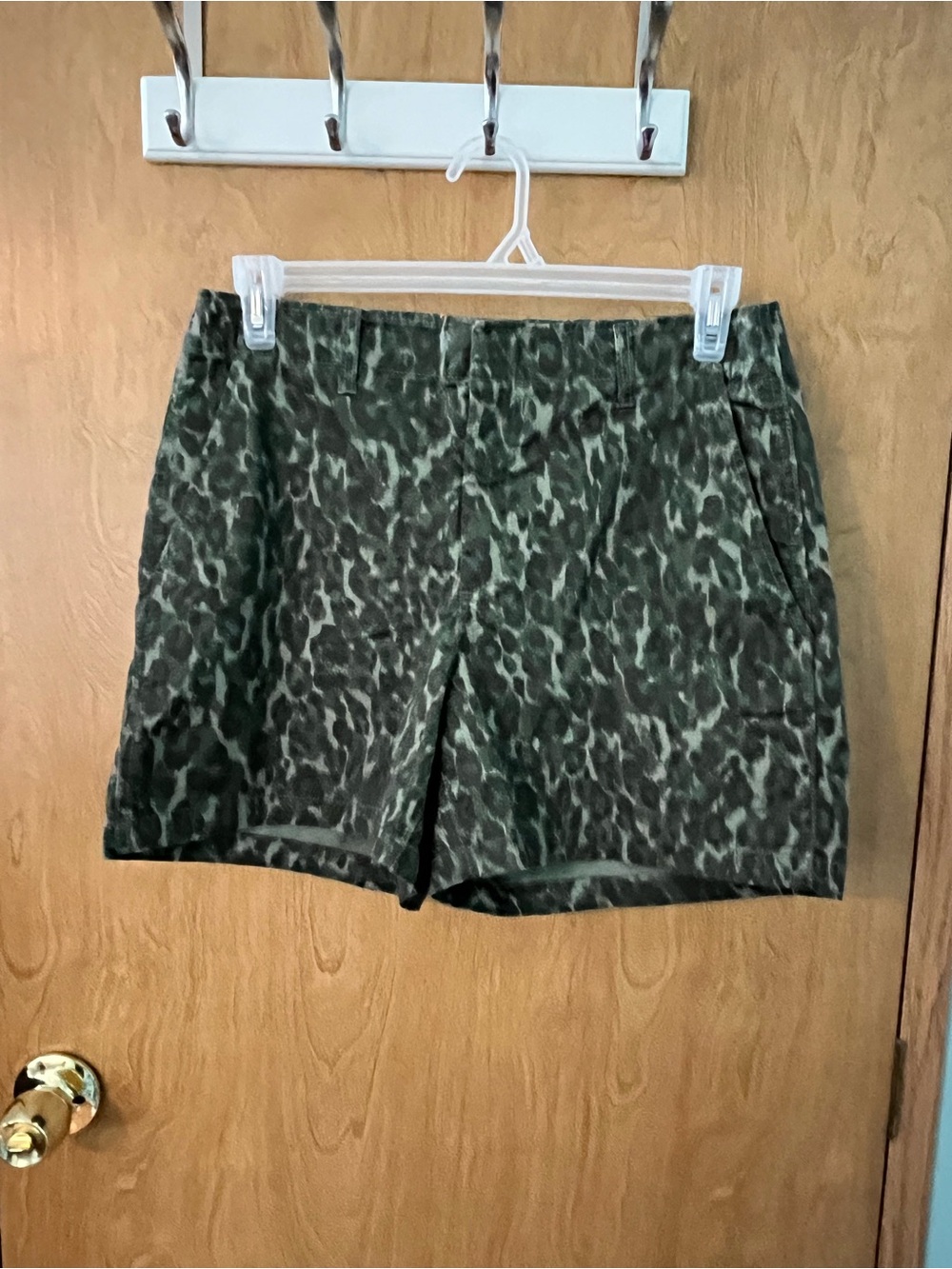 GAP Olive Green Leopard Print Bermuda Shorts SZ 12 Waist 34” Rise 10” EUC